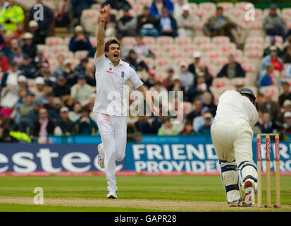 Der englische James Anderson feiert die Auflösung des neuseeländischen Jamie How for 64 Läufe während des zweiten npower Test Match im Old Trafford Cricket Ground in Manchester. Stockfoto
