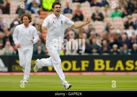 Der englische James Anderson feiert die Auflösung des neuseeländischen Jamie How for 64 Läufe während des zweiten npower Test Match im Old Trafford Cricket Ground in Manchester. Stockfoto
