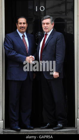 Premierminister Gordon Brown (rechts) begrüßt den Premierminister von Katar, Sheikh Abdullah bin Khalifa Al-Thani, am 10. Downing Steet, London. Stockfoto