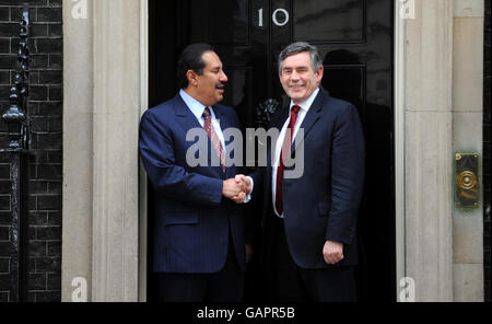 Premierminister Gordon Brown (rechts) begrüßt den Premierminister von Katar, Sheikh Abdullah bin Khalifa Al-Thani, in der Downing Street 10, London. Stockfoto