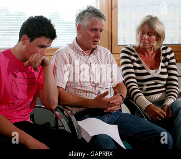 Jamie, Colin und Sally Knox während einer Pressekonferenz in Sidcup, Kent, nachdem ihr Sohn und Bruder Rob Knox tödlich erstochen wurde. Stockfoto