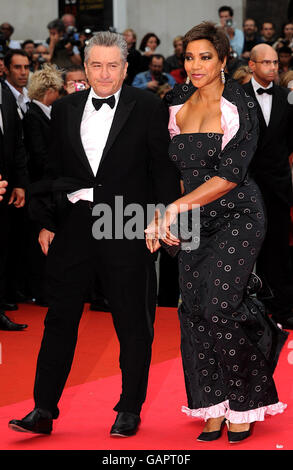 Robert De Niro und Grace Hightower kommen zur Abschlussfeier der Palme d'Or im Palais des Festivals, dem 61. Filmfestival von Cannes in Cannes, Frankreich. Stockfoto