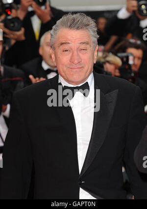 Robert De Niro kommt zur Abschlussfeier der Palme d'Or im Palais des Festivals, dem 61. Filmfestival von Cannes in Cannes, Frankreich. Stockfoto