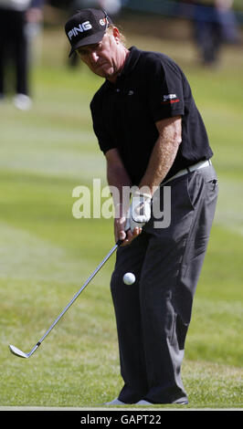 Der Spanier Miguel Angel Jimenez trifft einen Schuss während der vierten Runde der BMW PGA Championship im Wentworth Golf Club, Surrey. Stockfoto