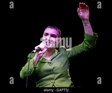 Sinead O'Connor tritt auf die Bühne für das Finale der heutigen Afrika-Tag-Feiern in Dublin Castle. Stockfoto