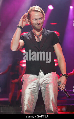 Ronan Keating von Boyzone tritt live in der Odyssey Arena Belfast auf. Stockfoto