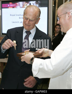 Der Herzog von Edinburgh hält während der Grand Launch der Royal Institution of Great Britain, London, ein Eis aus flüssigem Stickstoff von Küchenchef Heston Blumenthal. Stockfoto