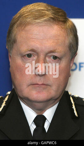 Der Polizeikommissar Sir Ian Blair spricht bei der jährlichen Tagung der Metropolitan Police Authority über die „Operation Blunt 2“, die Reaktion der Polizei auf die zunehmenden Fälle von tödlichen Messer unter jungen Menschen, New Scotland Yard, London. Stockfoto