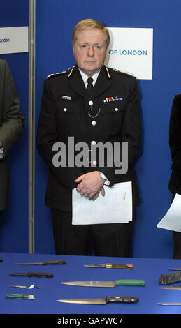 Der Polizeikommissar Sir Ian Blair spricht bei der jährlichen Tagung der Metropolitan Police Authority über die „Operation Blunt 2“, die Reaktion der Polizei auf die zunehmenden Fälle von tödlichen Messer unter jungen Menschen, New Scotland Yard, London. Stockfoto