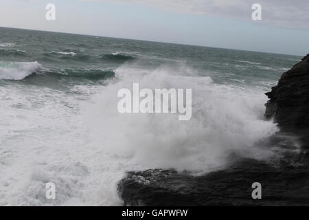 Trebarwith Strand, Nordcornwall, Sturm, Ostern 2016 Staycation, am Meer, stürmisches Wetter, UK Wetter, Schaum des Meeres, Wellen, abgehackt Stockfoto