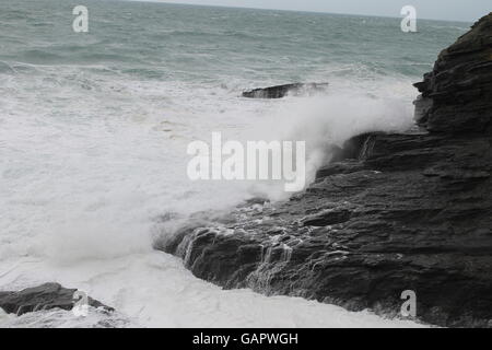 Trebarwith Strand, Nordcornwall, Sturm, Ostern 2016 Staycation, am Meer, stürmisches Wetter, UK Wetter, Schaum des Meeres, Wellen, abgehackt Stockfoto