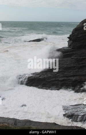 Trebarwith Strand, Nordcornwall, Sturm, Ostern 2016 Staycation, am Meer, stürmisches Wetter, UK Wetter, Schaum des Meeres, Wellen, abgehackt Stockfoto