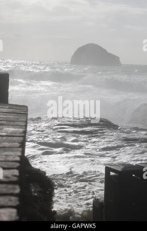 Trebarwith Strand, Nordcornwall, Sturm, Ostern 2016 Staycation, am Meer, stürmisches Wetter, UK Wetter, Schaum des Meeres, Wellen, abgehackt Stockfoto
