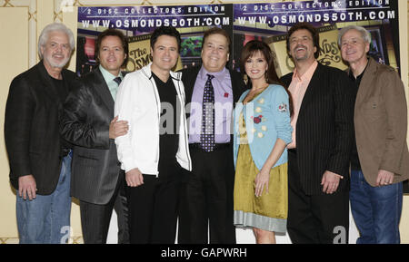 Singing family The Osmonds (von links nach rechts) Merrill, Jimmy, Donny, Alan, Marie, Jay und Wayne während einer Fotocall, um ihre 50-jährige DVD 'The Osmonds Reunited Live in Las Vegas' im Millennium Hotel in London zu promoten. Stockfoto