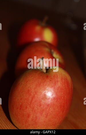 Äpfel in einer Zeile, Äpfel, drei, Trio, gesunde Ernährung, Obst, Licht und dunkel Stockfoto