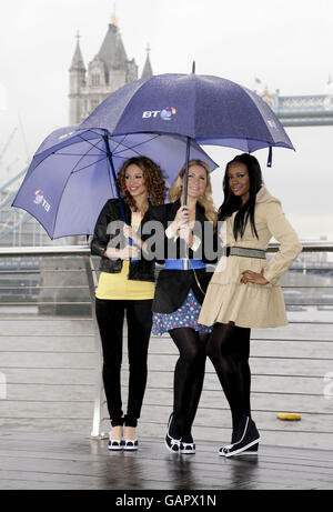 (Von links nach rechts) Amelle Barrabah, Heidi Range und Keisha Buchanan von den Sugababes während einer Fotoschau am St Katherine's Dock, bevor sie an Bord von Dame Ellen MacArthur's neuer Yacht 'BT Open 60' auftrat, um BT's Sponsoring sowohl der Yacht als auch des Isle of Wight Festivals 2008 zu starten, An der Themse im Zentrum von London. Stockfoto