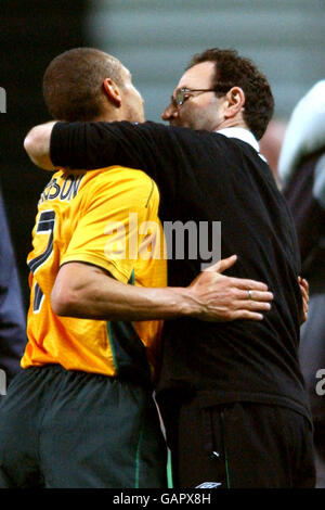 r-l; Celtic-Manager Martin O'Neill gratuliert ihrem Torschützen Henrik Larsson beim Finalpfiff zum UEFA-Pokalfinale Stockfoto