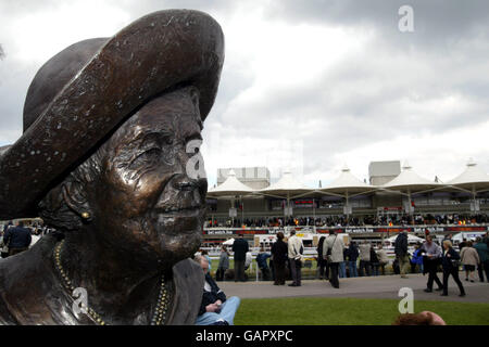 Horse Racing - Sandown - Attheraces Gold Cup Feier treffen Stockfoto