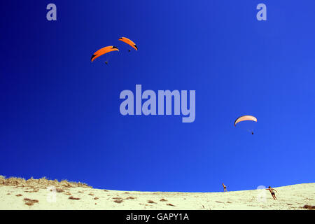 Gleitschirmflieger über die Dune du Pilat, Arcachon, Südwest-Frankreich. Stockfoto