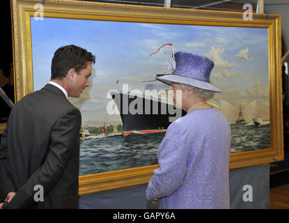 Die britische Königin Elizabeth II. Trifft den Künstler Robert Lloyd, nachdem sie sein Gemälde bei ihrem letzten Besuch im Queen Elizabeth II-Liner an den Docks von Southampton enthüllt hatte. Stockfoto