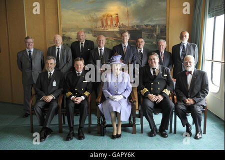 Die britische Königin Elizabeth II. Mit den ehemaligen Kapitäninnen der QEII (hintere Reihe von links nach rechts), Kapitän Keith Stanley, Kapitän Robert Arnott, Kapitän Robin Woodhall, Kapitän Nichola Bates, Kapitän Roy Heath, Capt Laurence Portet, Capt Peter Jackson und Capt Roland Hasell. (Vordere Reihe von links nach rechts) Commodore John Burton-Hall, Capt Ian McNaught, Capt David Perkins und Commodore Ron Warwick während ihres letzten Besuches im Queen Elizabeth II Liner an den Southampton Docks. Stockfoto