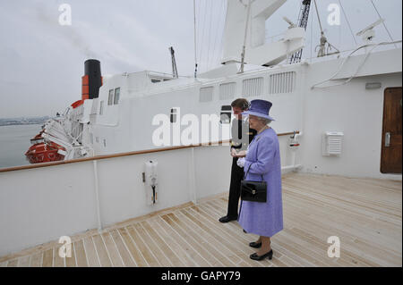 Königin verabschiedet sich von QE2. Die britische Königin Elizabeth II. Bei ihrem letzten Besuch im Queen Elizabeth II-Linienschiff an den Docks von Southampton. Stockfoto