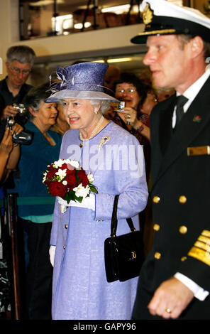 Königin Elizabeth II wird von Kapitän Ian MacNaught begleitet, als sie nach einem letzten Besuch des Queen Elizabeth II-Liners an den Docks von Southampton abreist. Stockfoto