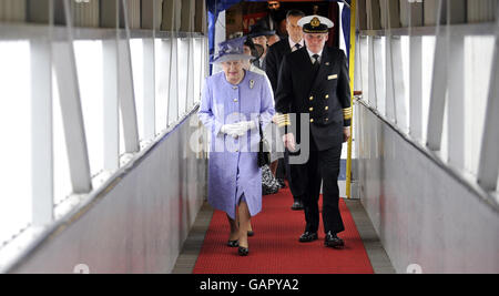 Die britische Königin Elizabeth II verlässt Capt Ian McNaught während ihres letzten Besuchs des Queen Elizabeth II-Liners an den Docks von Southampton. . Stockfoto