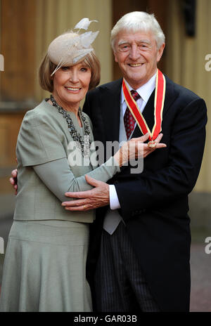 Sir Michael Parkinson, begleitet von seiner Frau Lady Mary Parkinson, nachdem er seine Ritterschaft von Königin Elizabeth II. Im Buckingham Palace, London, erhalten hatte. Stockfoto