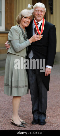 Sir Michael Parkinson, begleitet von seiner Frau Lady Mary Parkinson, nachdem er seine Ritterschaft von Königin Elizabeth II. Im Buckingham Palace, London, erhalten hatte. Stockfoto