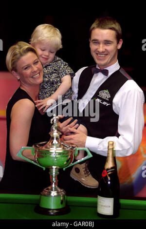 Snooker - Finale - Embassy World Championship-Stephen Hendry Gegen Mark Williams. Stephen Hendry feiert mit seiner Frau Mandy und seinem Sohn Blaine den Weltmeistertitel gegen Mark Williams Stockfoto