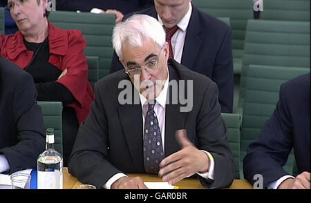 Kanzlerin Alistair Darling vor dem Fiskus-Ausschuss bezüglich des Steuersatzes von 10 Pence. Stockfoto