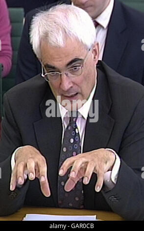 Kanzlerin Alistair Darling vor dem Fiskus-Ausschuss bezüglich des Steuersatzes von 10 Pence. Stockfoto