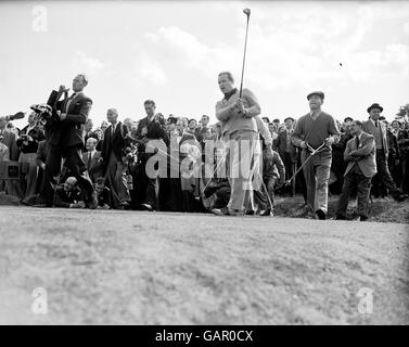 Golf - Charity Match - Bing Crosby und Bob Hope gegen Donald Peers und Ted Ray - Temple Golf Club, Maidenhead. Bob Hope tritt, beobachtet von Donald Peers (r), während eines Charity-Spiels zugunsten der National Playing Fields Association ab Stockfoto