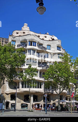 BARCELONA, Spanien - 1. August 2015: Casa Mila oder bekannt als La Pedrera, entworfen von Antoni Gaudi, Barcelona, Spanien Stockfoto