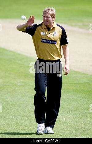 Yorkshire's Matthew Hoggard beim Finale der Friends Provident Trophy Quarter im County Ground, Bristol. Stockfoto