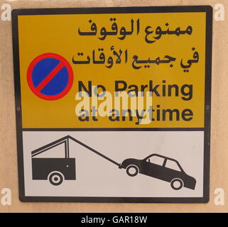 Melden Sie auf Arabisch und Englisch angibt, No Parking jederzeit, Königreich von Bahrain Stockfoto