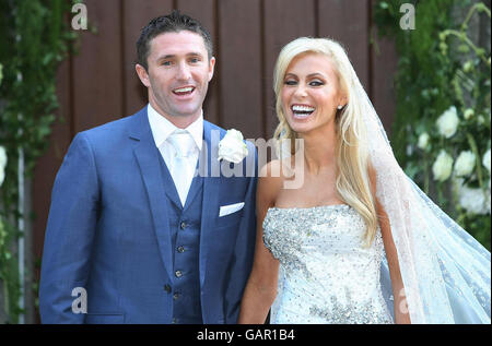 Die Republik Irland und der Tottenham Hotspur-Spieler Robbie Keane heiratet sein liebes, irisches Topmodel Caludine Palmer bei einer mit Prominenten besetzten Hochzeit in St. Alphonsus und Columba Church in Ballybrack, Dublin. Stockfoto