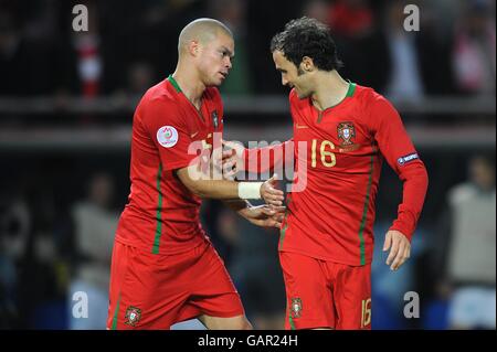 Die Portugiesen Ricardo Carvalho (r) und Kleper Pepe (l) feiern danach Teamkollege Raul Meireles erzielt das zweite Tor Stockfoto