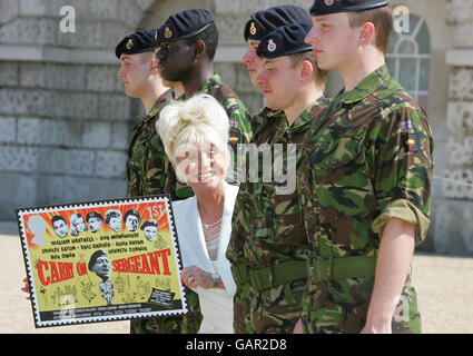 Carry On Star Barbara Windsor kommt mit Soldaten der Household Cavalry bei der Horseguards Parade im Zentrum von London zur Lancierung eines neuen Stempelserien, die den 50. Jahrestag der Carry On-Filmreihe und des ersten Dracula-Films von Hammer Films feiern. Stockfoto