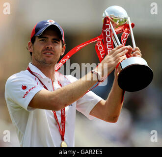 Englands James Anderson mit der Trophäe, nachdem England Neuseeland beim dritten npower Test Match in Trent Bridge, Nottingham besiegt hatte. Stockfoto