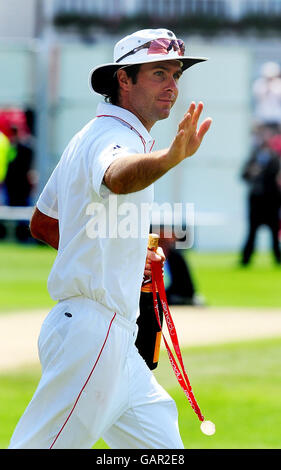 Englands Kapitän Michael Vaughan, nachdem England Neuseeland beim dritten npower-Testspiel in Trent Bridge, Nottingham besiegt hatte. Stockfoto