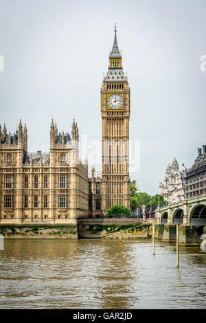 Vertikale Stadtbild von London mit dem berühmten Big Ben von der Westminster Bridge. Big Ben ist der Spitzname für die große Glocke von th Stockfoto