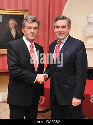BEACHTEN SIE DAS ALTERNATIVE ERNTEGUT. Der britische Premierminister Gordon Brown trifft den ukrainischen Präsidenten Viktor Andriyovych Juschtschenko in der Downing Street 10 in London. Stockfoto