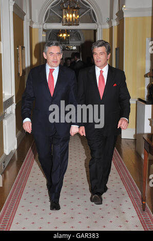 Der britische Premierminister Gordon Brown trifft den ukrainischen Präsidenten Viktor Andriyovych Juschtschenko in der Downing Street 10 in London. Stockfoto