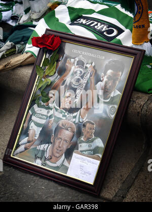 Fußball - Tommy Burns Tribute - Celtic Park Stockfoto