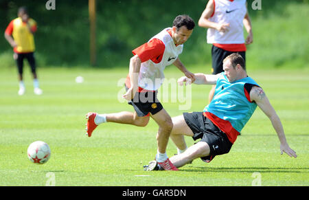 Ryan Giggs von Manchester United (links) wird von Wayne Rooney während des Champions League Media Day auf dem Carrington Training Ground, Manchester, angegangen. Stockfoto