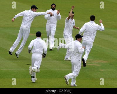 Der englische James Anderson feiert beim ersten npower Test Match in Lord's, London, das Wicket von Aaron Redmond aus Neuseeland. Stockfoto