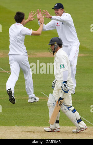 Der englische James Anderson feiert mit seinem Teamkollegen Stuart Broad, nachdem er den neuseeländischen Jamie How für 7 Läufe während des ersten npower Test Match in Lord's, London, abgesetzt hat. Stockfoto