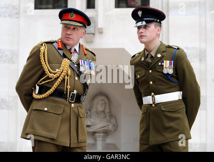 General Sir Richard Dannatt (links), Generalstabschef, das ranghöchste Mitglied der Armee des Landes, spricht mit dem Privatmann Luke Coles, 22, Der gerade für seine Tatsam mit dem Militärkreuz ausgezeichnet wurde, nachdem er während eines Hinterhalts in Afghanistan einen Kollegen unter Beschuss gerettet hatte, während er bei der Territorialarmee diente. Stockfoto